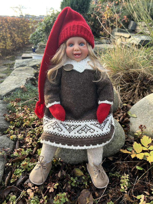 Rød-nisse jenta Andrea med blondt hår - Bilde 2