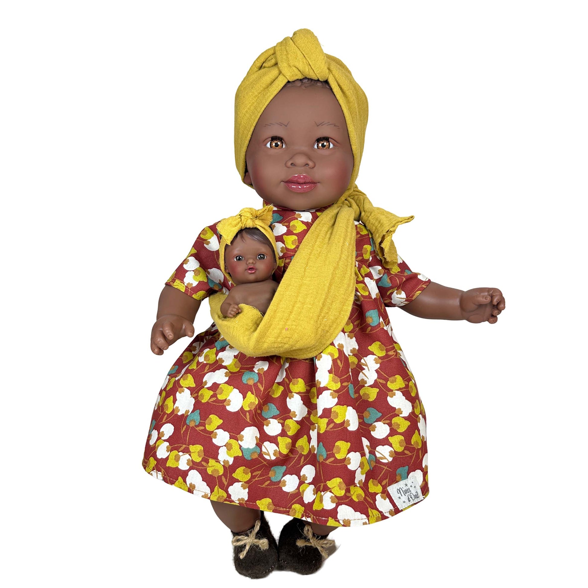 Leke-dukken Maria med mørk hudtone m/ babie 45 cm