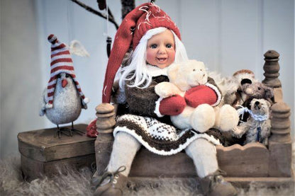 Fjøsnissen Andrea kommer med hvitt hår i røde nisse klær. Det finnes med blå, brune eller grønne øyner. Nostalgiske og tidløse nisser. Designer nisser av høy kvalitet. 