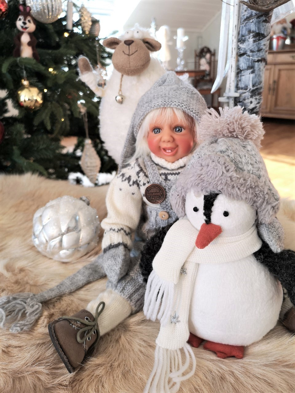 Nissen kommer med hvitt hår i tidløse mørk lys grå nisse klær. Dahlsnissene finnes med blå, brune eller grønne øyner. Nostalgiske og tidløse nisser. Designet av Hilde Dahl.
