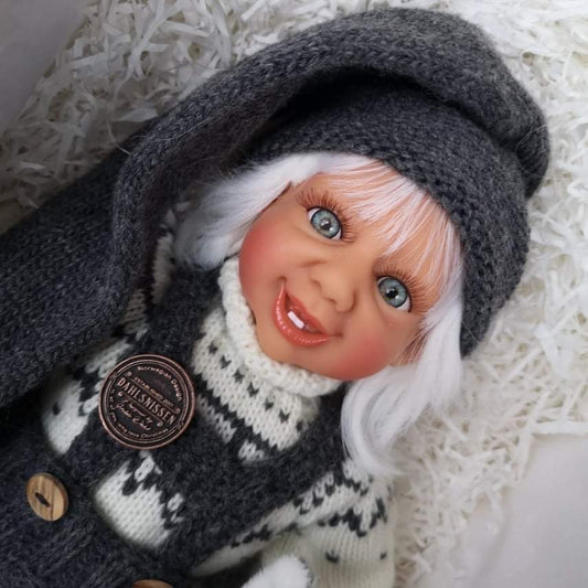 Fjøsnissen kommer med hvitt hår i tidløse mørk grå nisse klær. Dahlsnissene finnes med blå, brune eller grønne øyner. Nostalgiske og tidløse nisser. Laget av Hilde Dahl.
