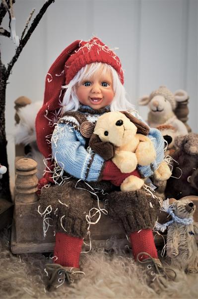 Nissen kommer med hvitt hår i røde nisse klær. Dahlsnissene finnes med blå, brune eller grønne øyner. Nostalgiske og tidløse nisser.