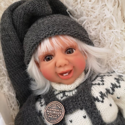 Fjøsnissen kommer med hvitt hår i tidløse mørk grå nisse klær. Dahlsnissene finnes med blå, brune eller grønne øyner. Nostalgiske og tidløse nisser. Designet av Hilde Dahl.