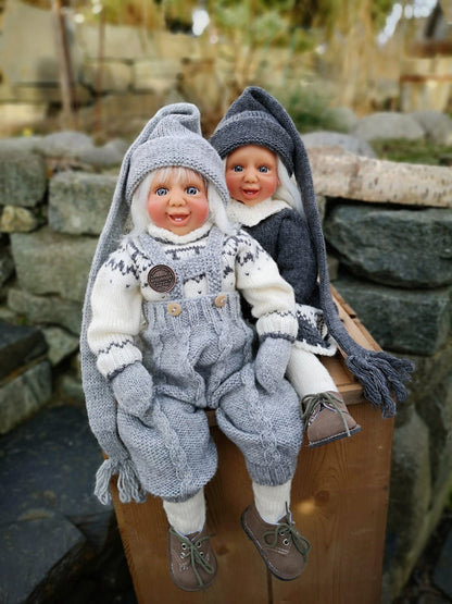 Fjøsnissene kommer med hvitt hår i både lys grå og mørk grå nisse klær. Dahlsnissene finnes med blå, brune eller grønne øyner. Nostalgiske og tidløse nisser.