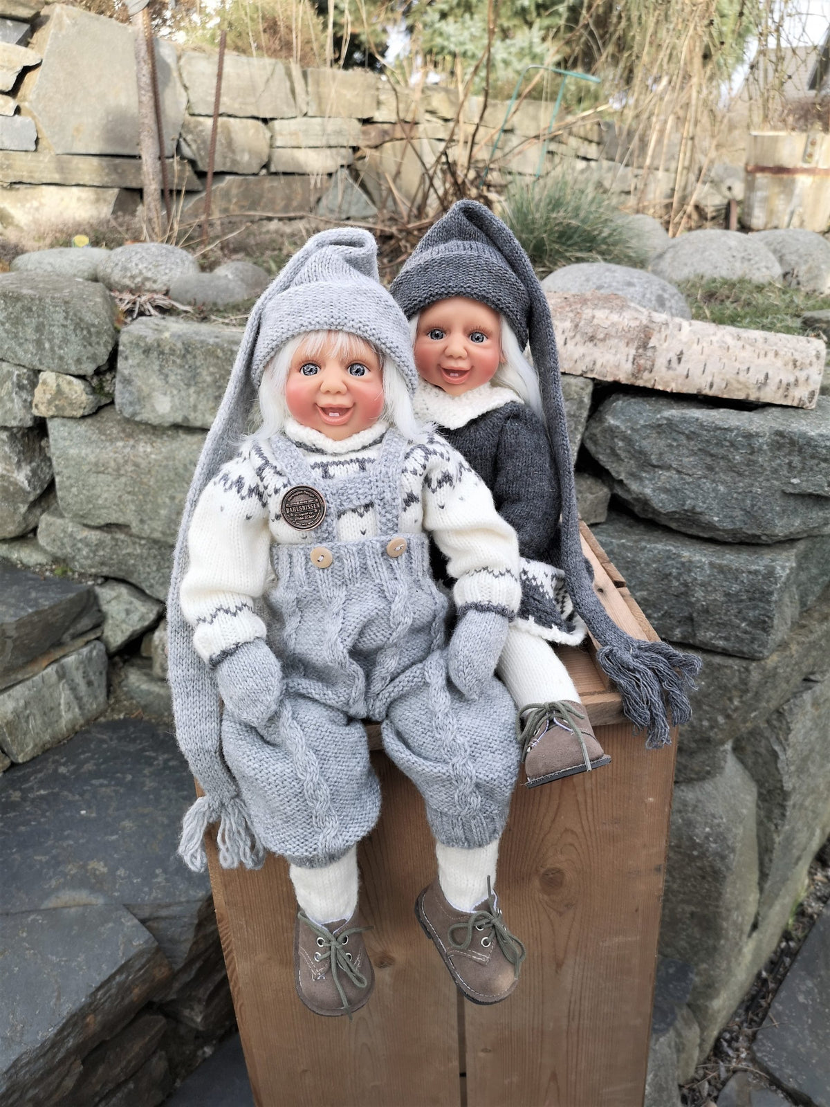 Fjøsnissene kommer med hvitt hår i tidløse mørke og  lys grå nisse klær. Dahlsnissene finnes med blå, brune eller grønne øyner. Nostalgiske og tidløse nisser. Designet av Hilde Dahl.