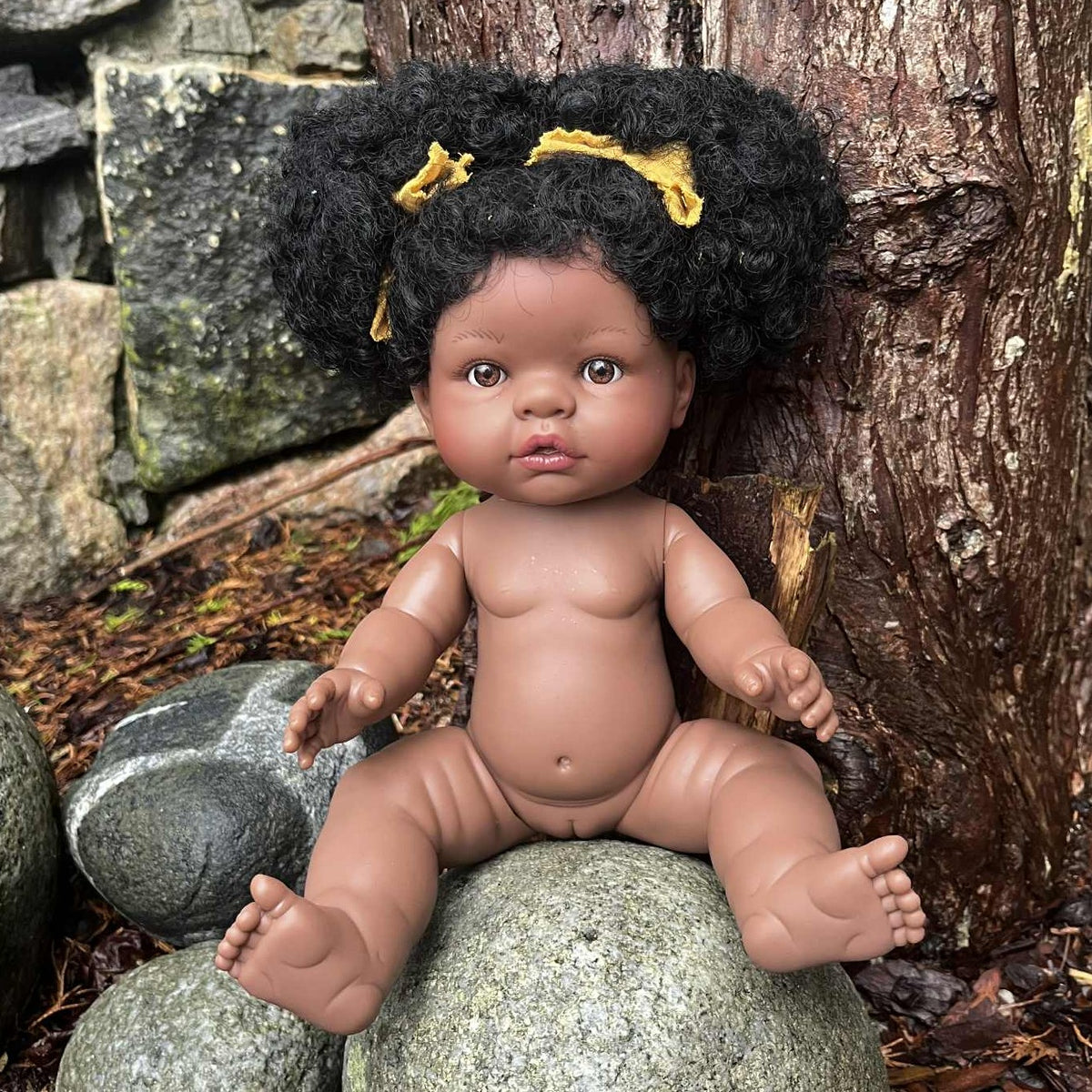 Mørkhudet baby dukke Natasha 37cm, GRATIS sett dukkeklær - Bilde 3