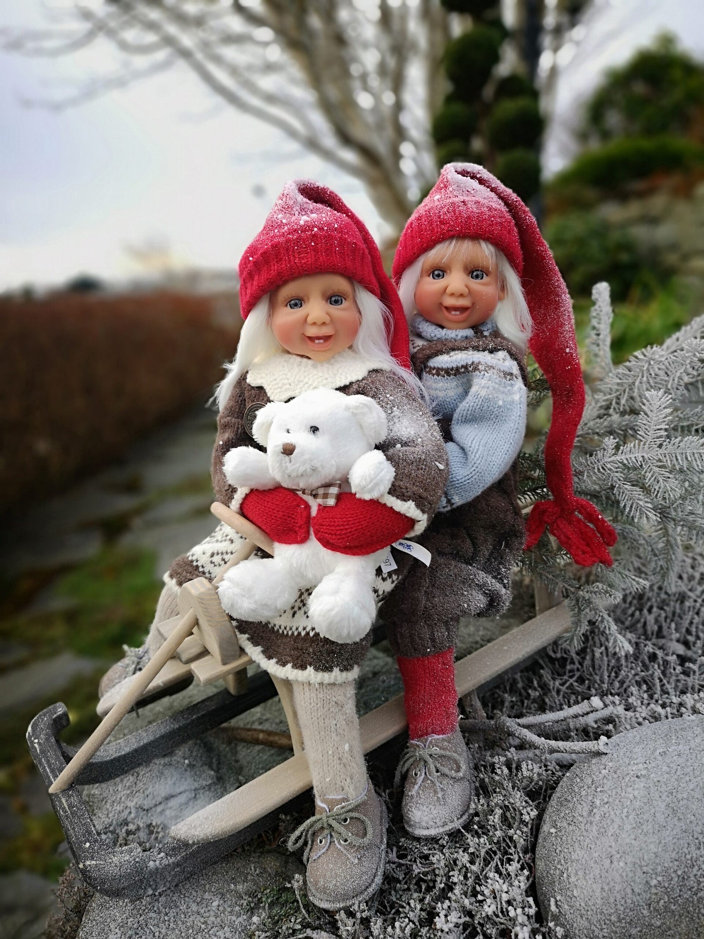 Fjøsnissene Andrea og Krister kommer med hvitt hår i røde nisse klær. Det finnes med blå, brune eller grønne øyner. Nostalgiske og tidløse nisser. Designer nisser av høy kvalitet. 
