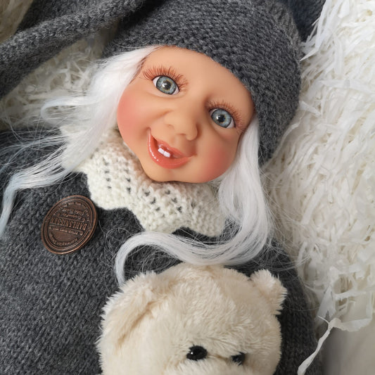 Nissen kommer med hvitt hår i tidløse mørk grå nisse klær. Dahlsnissene finnes med blå, brune eller grønne øyner. Nostalgiske og tidløse nisser.