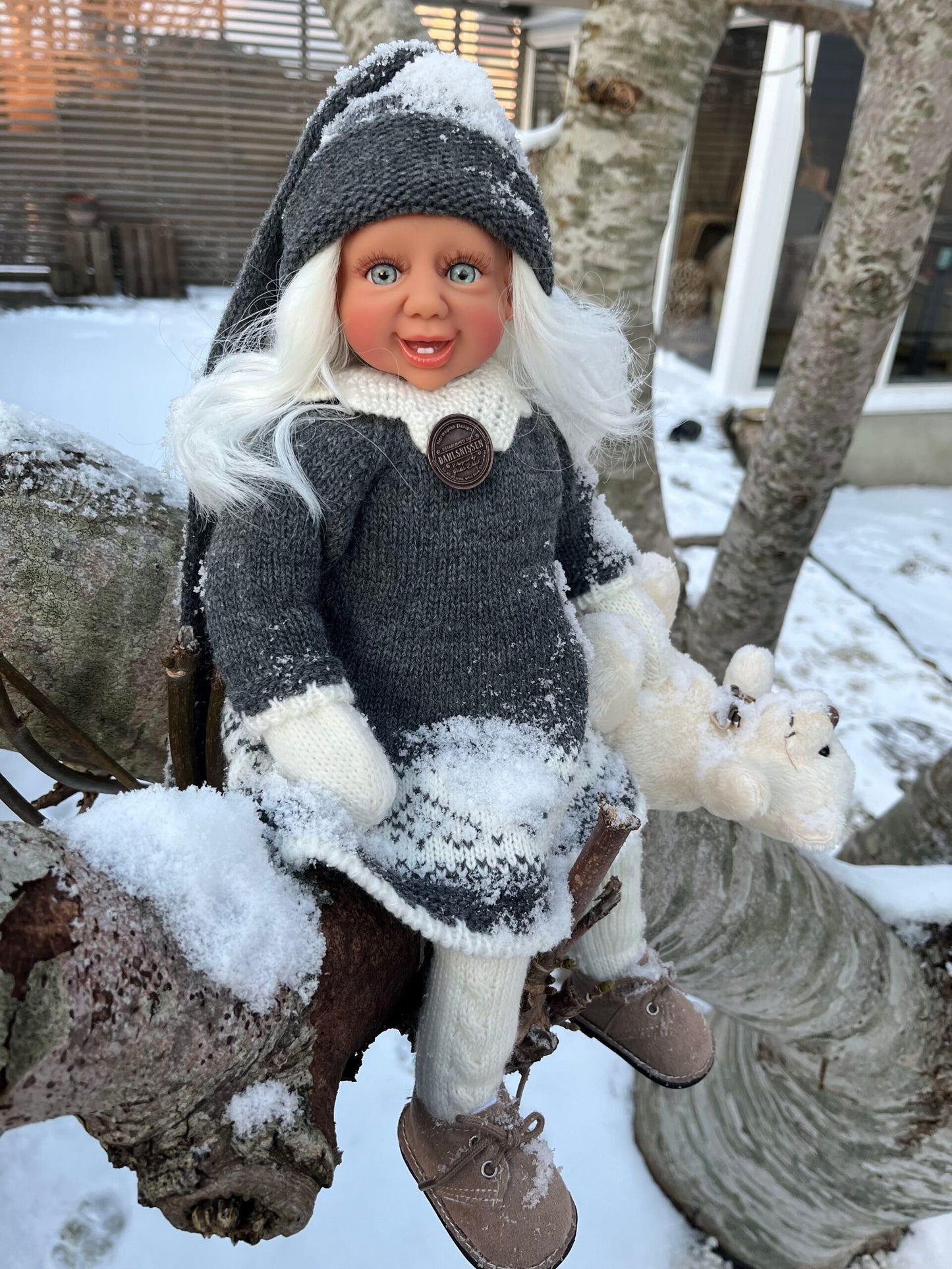 Fjøsnissen kommer med hvitt hår i tidløse mørk grå nisse klær. Dahlsnissene finnes med blå, brune eller grønne øyner. Nostalgiske og tidløse nisser.