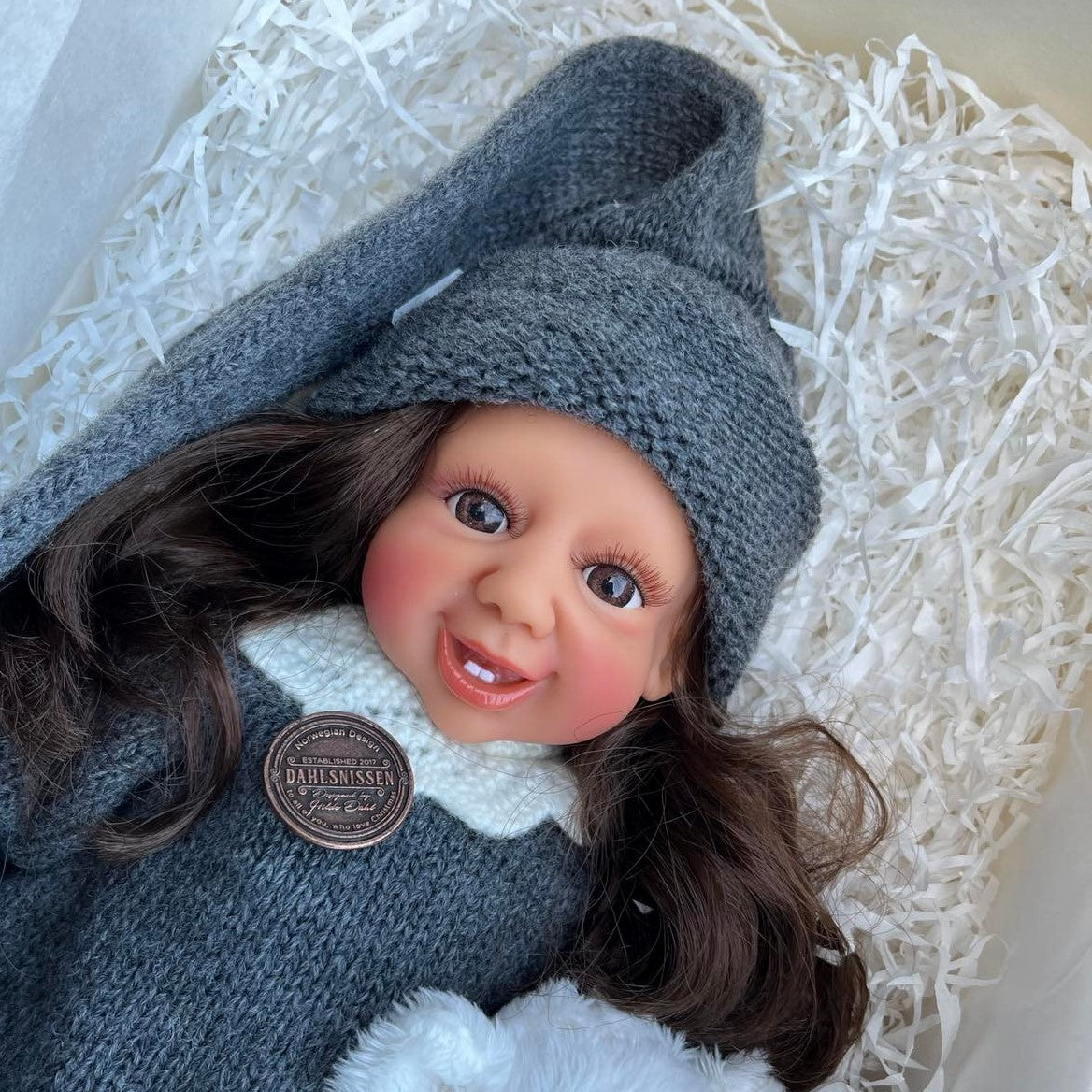 Fjøsnisse jenta kommer med hvitt hår i tidløse mørk grå nisse klær. Dahlsnissene finnes med blå, brune eller grønne øyner. Nostalgiske og tidløse nisser.