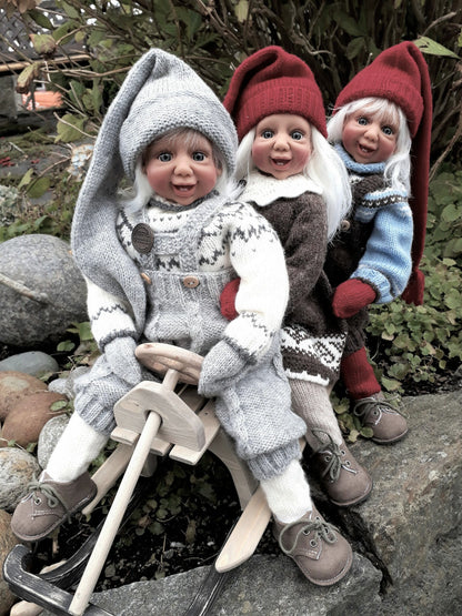 Fjøsnissene kommer med hvitt hår i tidløse mørk lys grå nisse klær. Dahlsnissene finnes med blå, brune eller grønne øyner.De finnes også som rød nisser. Nostalgiske og tidløse nisser. Designet av Hilde Dahl.