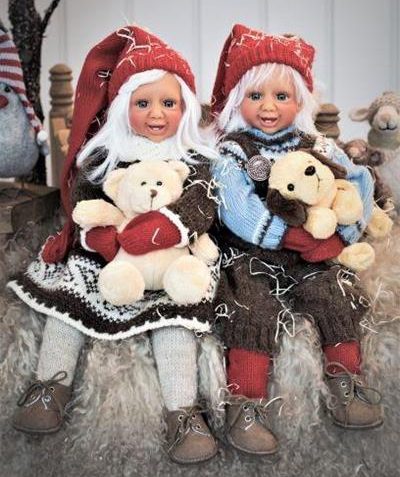 Fjøsnissene kommer med hvitt hår i røde nisse klær. Det finnes med blå, brune eller grønne øyner. Nostalgiske og tidløse nisser.Designer nisser av høy kvalitet. Laget av Hilde Dahl.