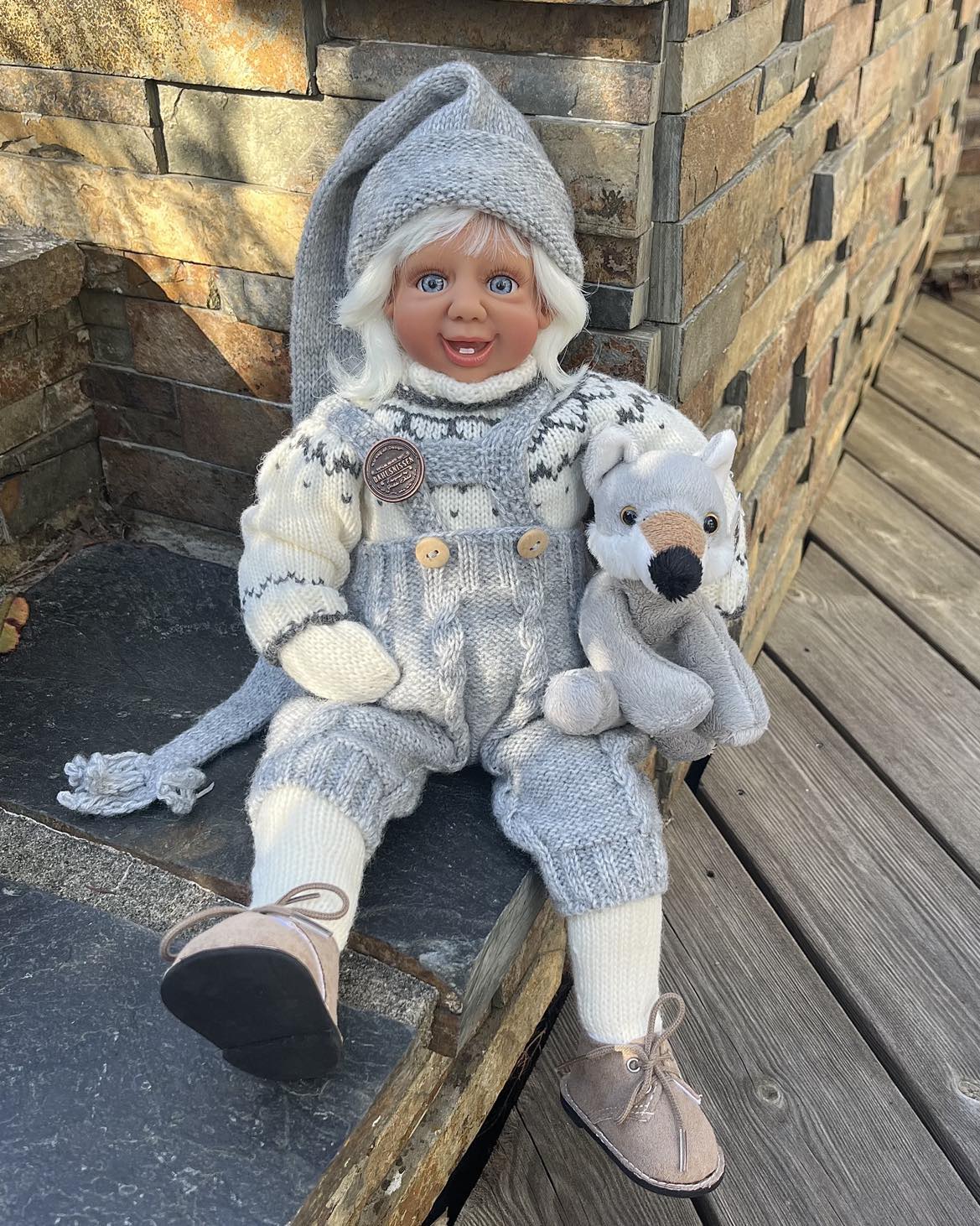 Fjøsnissen kommer med hvitt hår i tidløse mørk lys grå nisse klær. Dahlsnissene finnes med blå, brune eller grønne øyner. Nostalgiske og tidløse nisser. Designet av Hilde Dahl.