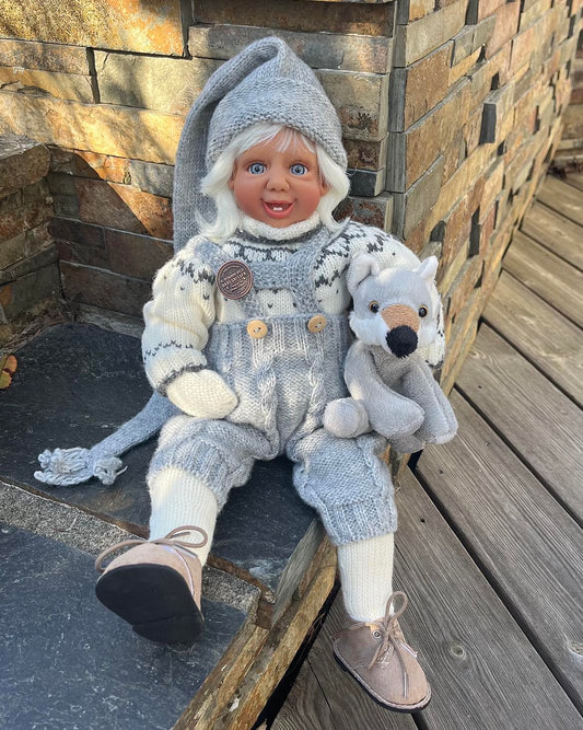 Fjøsnissen kommer med hvitt hår i tidløse mørk lys grå nisse klær. Dahlsnissene finnes med blå, brune eller grønne øyner. Nostalgiske og tidløse nisser. Designet av Hilde Dahl.