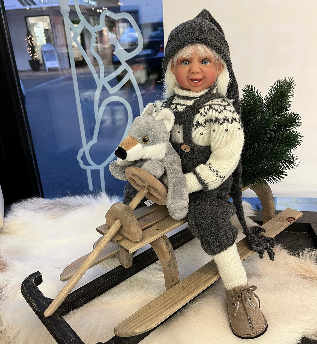 Fjøsnissen kommer med hvitt hår i tidløse mørk grå nisse klær. Dahlsnissene finnes med blå, brune eller grønne øyner. Nostalgiske og tidløse nisser. Designet av Hilde Dahl.