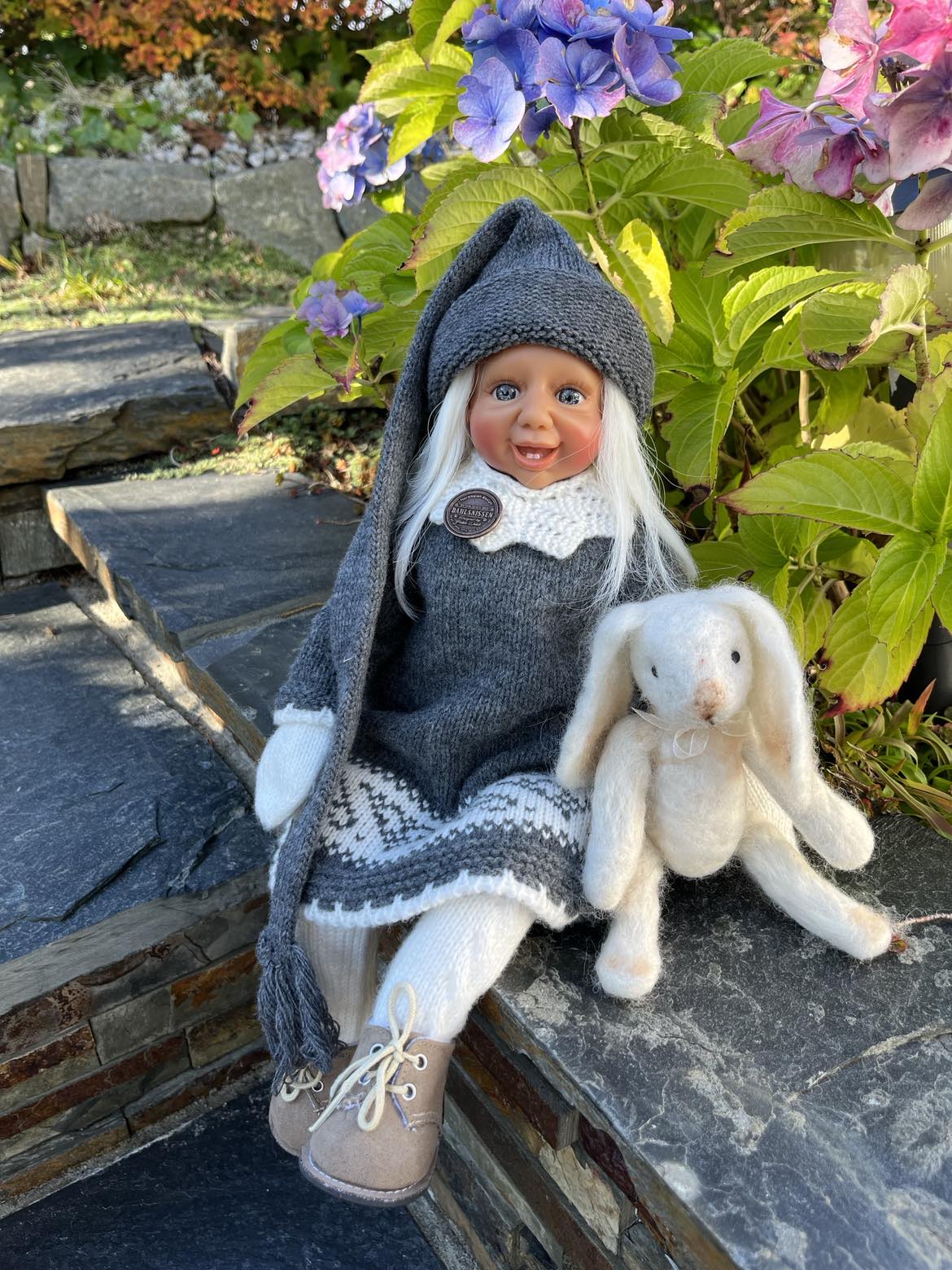 Fjøsnissen kommer med hvitt hår i tidløse mørk grå nisse klær. Dahlsnissene finnes med blå, brune eller grønne øyner. Nostalgiske og tidløse nisser.