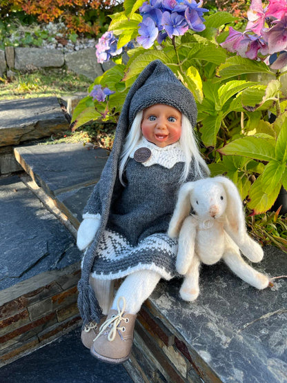 Fjøsnissen kommer med hvitt hår i tidløse mørk grå nisse klær. Dahlsnissene finnes med blå, brune eller grønne øyner. Nostalgiske og tidløse nisser.