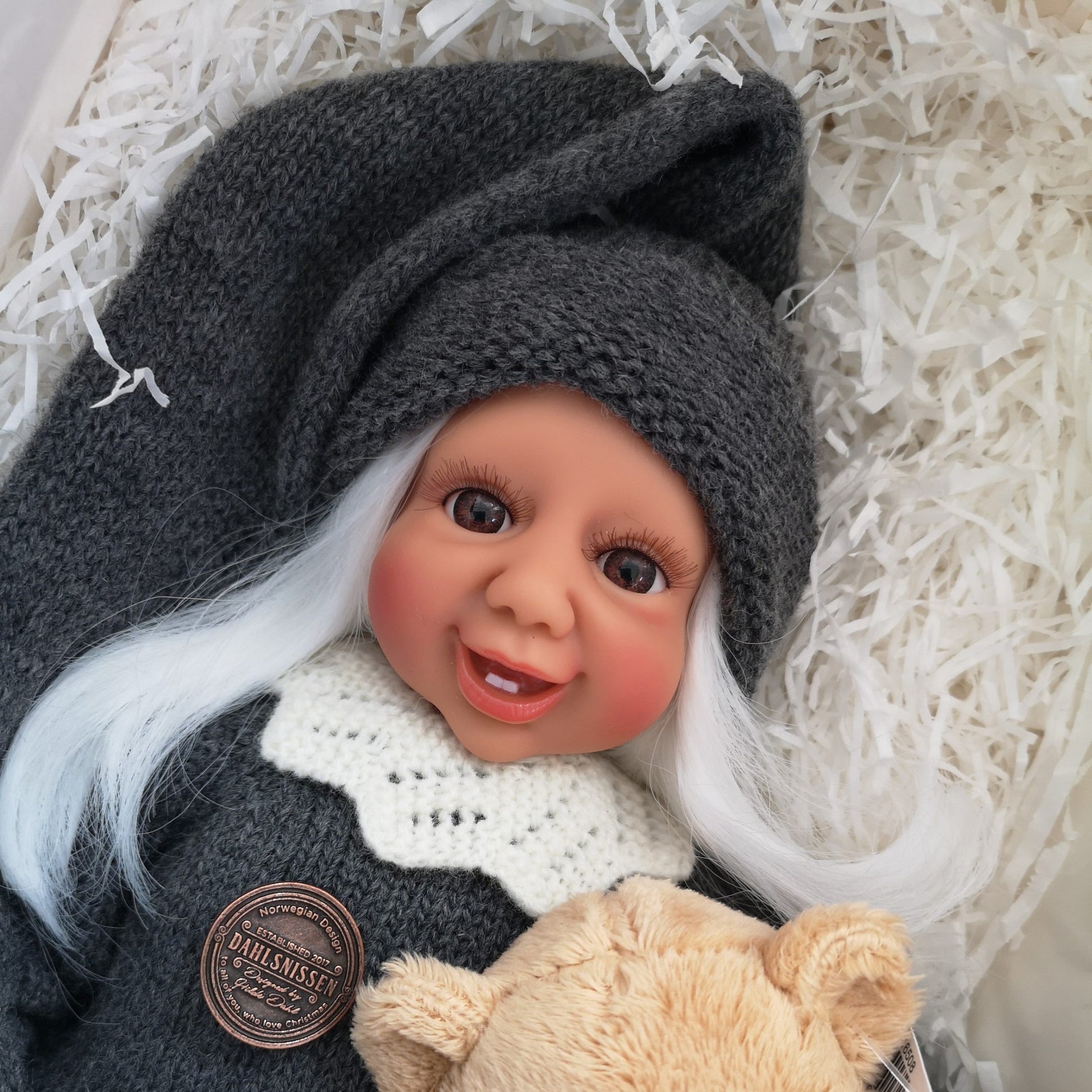 Fjøsnissen kommer med hvitt hår i tidløse mørk grå nisse klær. Dahlsnissene finnes med blå, brune eller grønne øyner. Nostalgiske og tidløse nisser.