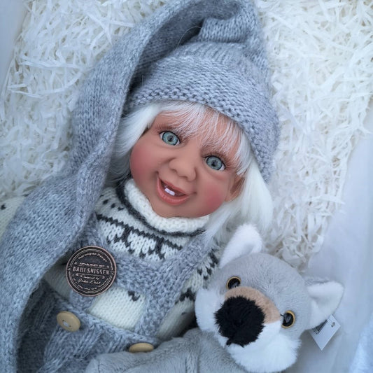 Fjøsnissen kommer med hvitt hår i tidløse lys grå nisse klær. Dahlsnissene finnes med blå, brune eller grønne øyner. Nostalgiske og tidløse nisser. Designet av Hilde Dahl.