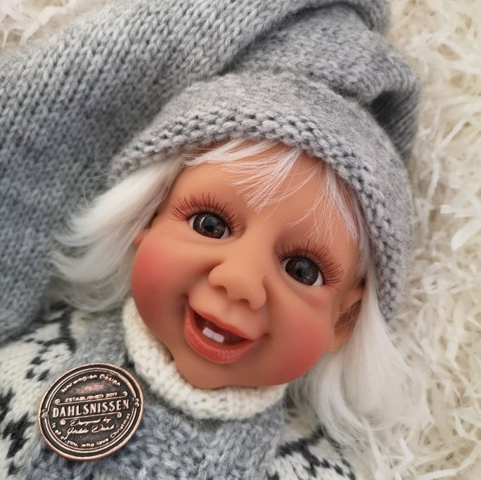 Fjøsnissene kommer med hvitt hår i tidløse mørke og  lys grå nisse klær. Dahlsnissene finnes med blå, brune eller grønne øyner. Nostalgiske og tidløse nisser. Designet av Hilde Dahl.