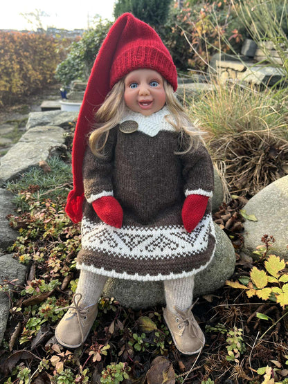 Rød-nisse jenta Andrea med blondt hår - Bilde 2
