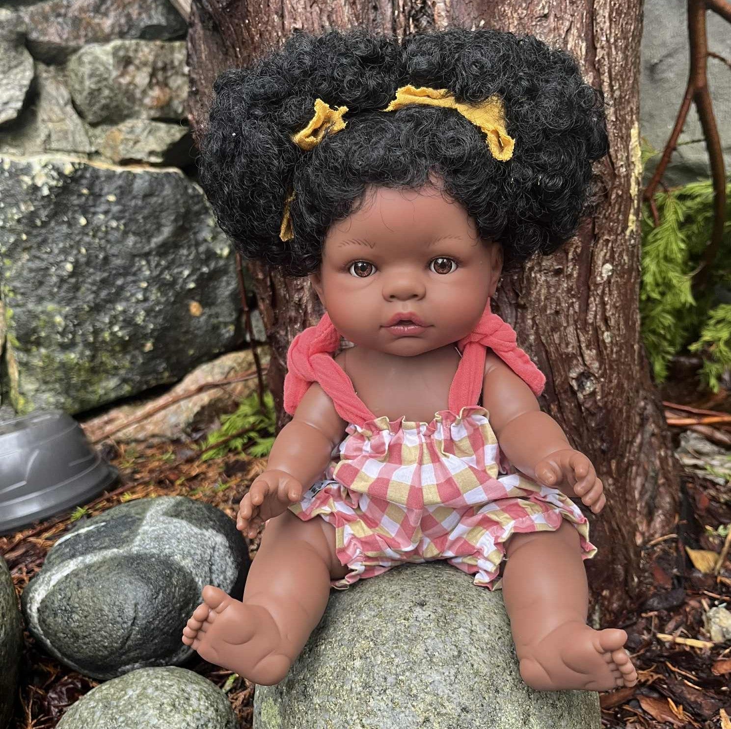 Mørkhudet baby dukke Natasha 37cm, GRATIS sett dukkeklær
