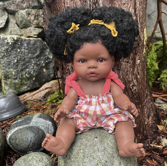 Mørkhudet baby dukke Natasha 37cm, GRATIS sett dukkeklær