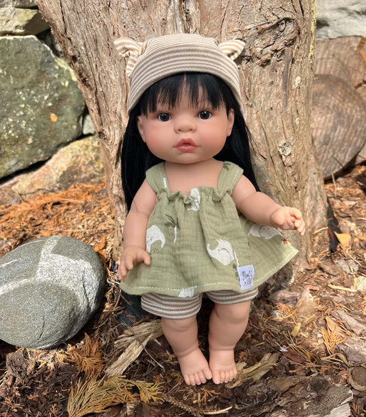 Lekedukken Sakura, med asiatisk utseende, 37cm
